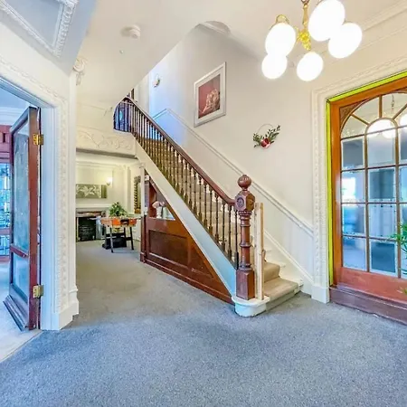 H9bc - Stunning & Reserved Leeds (West Yorkshire)