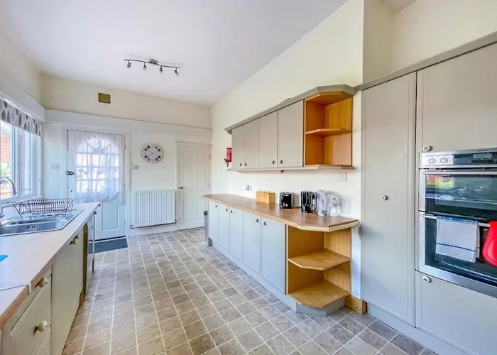 H9bc - Stunning & Reserved Leeds (West Yorkshire)