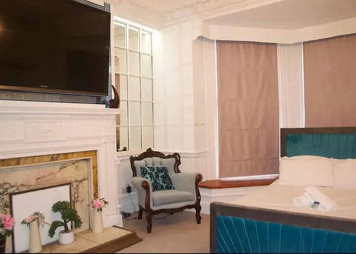 H9bc - Stunning & Reserved Leeds (West Yorkshire)