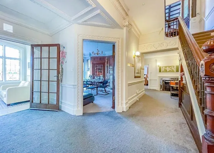 H9bc - Stunning & Reserved Leeds (West Yorkshire)