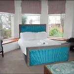 H9bc - Stunning & Reserved Leeds (West Yorkshire)