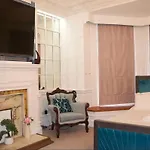H9bc - Stunning & Reserved Leeds (West Yorkshire)