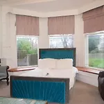 H9bc - Stunning & Reserved Leeds (West Yorkshire)