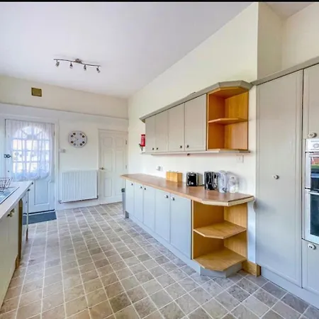 H9bc - Stunning & Reserved Leeds (West Yorkshire)