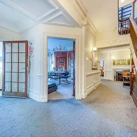 H9bc - Stunning & Reserved Leeds (West Yorkshire)