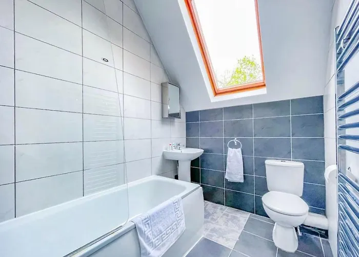 H9bc - Stunning & Reserved *