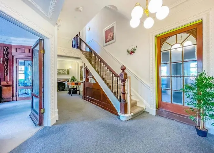 H9bc - Stunning & Reserved Leeds (West Yorkshire)