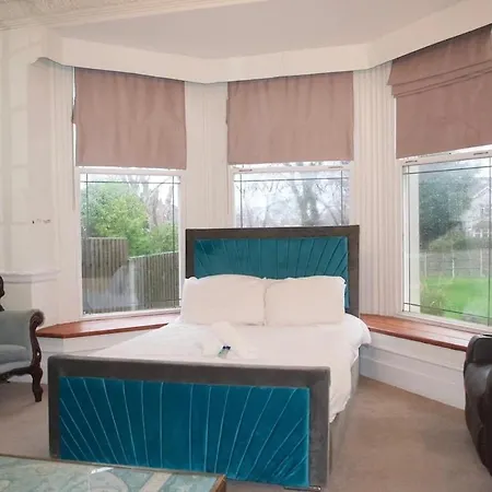 H9bc - Stunning & Reserved Leeds (West Yorkshire)